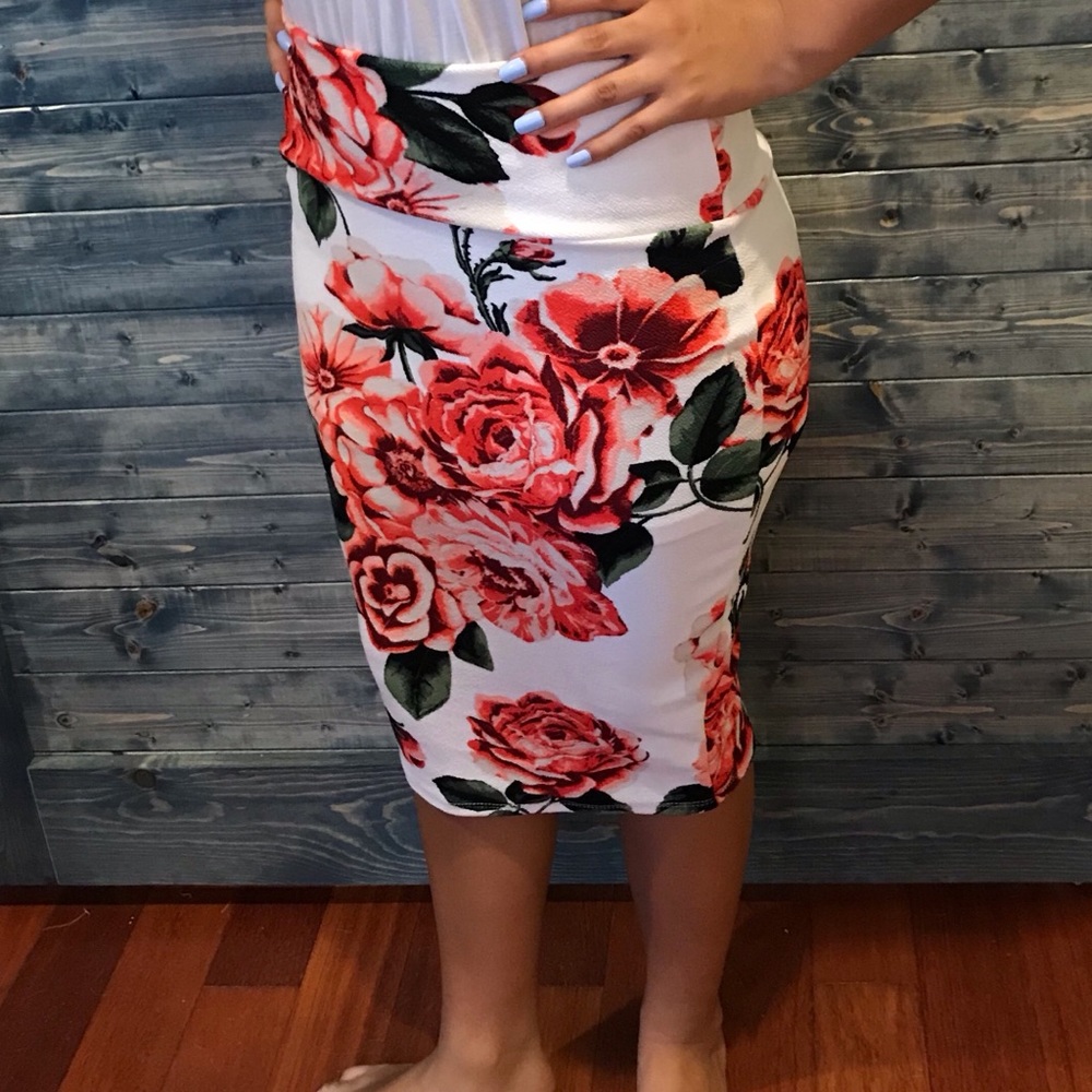 Knit stretchy fitted skirt with roses